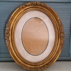 Seventh Avenue Gold Tone Oval Frame w Matting EUC